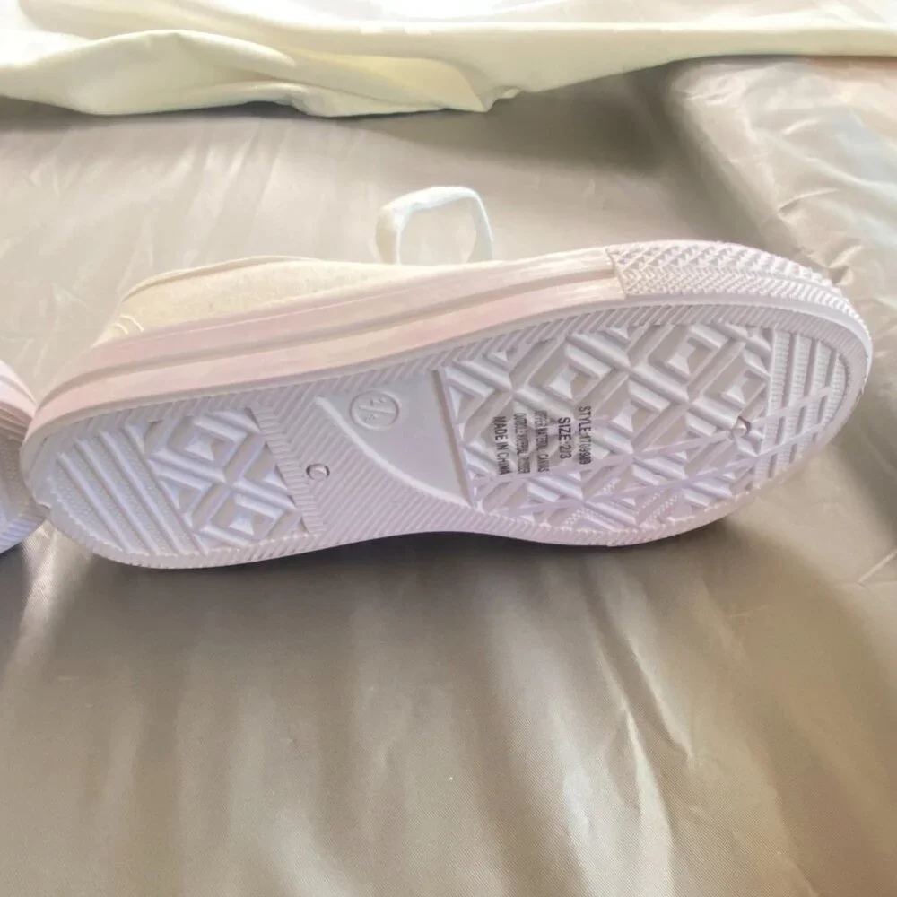 Unbranded Girls white/cream canvas shoes‎ (size 2-3)